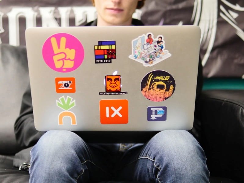 identite-visuelle-versus-branding-marketing-laptop-ix