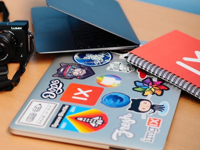 identite-visuelle-versus-branding-marketing-stickers-laptop-ix